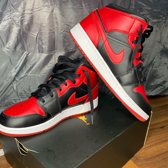 AIR JORDAN 1 MID GS 'Banned' - Picture 5 of 6